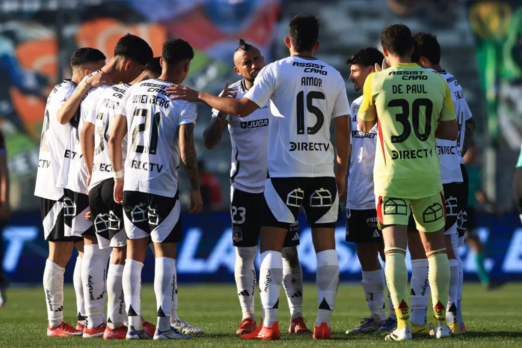 Jugadores de Colo-Colo reunidos en la cancha del Estadio Monumental.