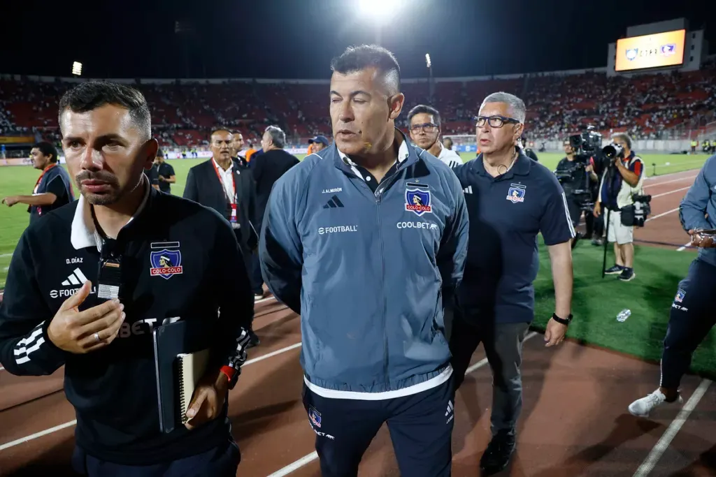 Jorge Almirón con cara de preocupación en plena cancha del Estadio Nacional tras la suspensión de la Supercopa 2024 ante Huachipato por los incidentes protagonizados por los hinchas de Colo-Colo.