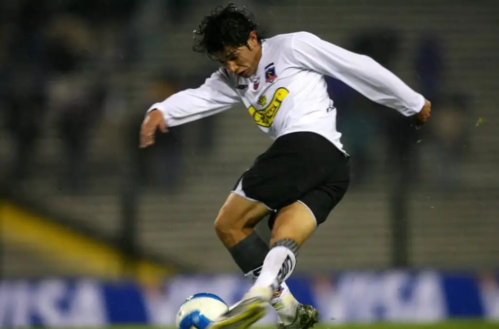 Matías Fernández pasando el balón de rabona en el partido frente a Huachipato en Copa Sudamericana.