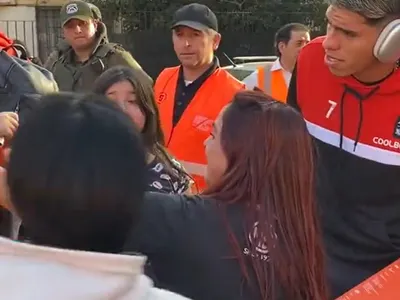 VIDEO: Plantel de Colo Colo recibió enorme apoyo de los hinchas en su llegada a Santa Laura para enfrentar a Unión Española