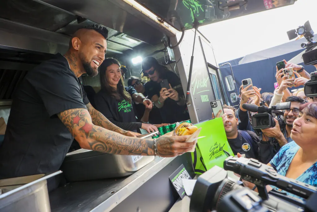 Arturo Vidal Lanzamiento hamburgueseria