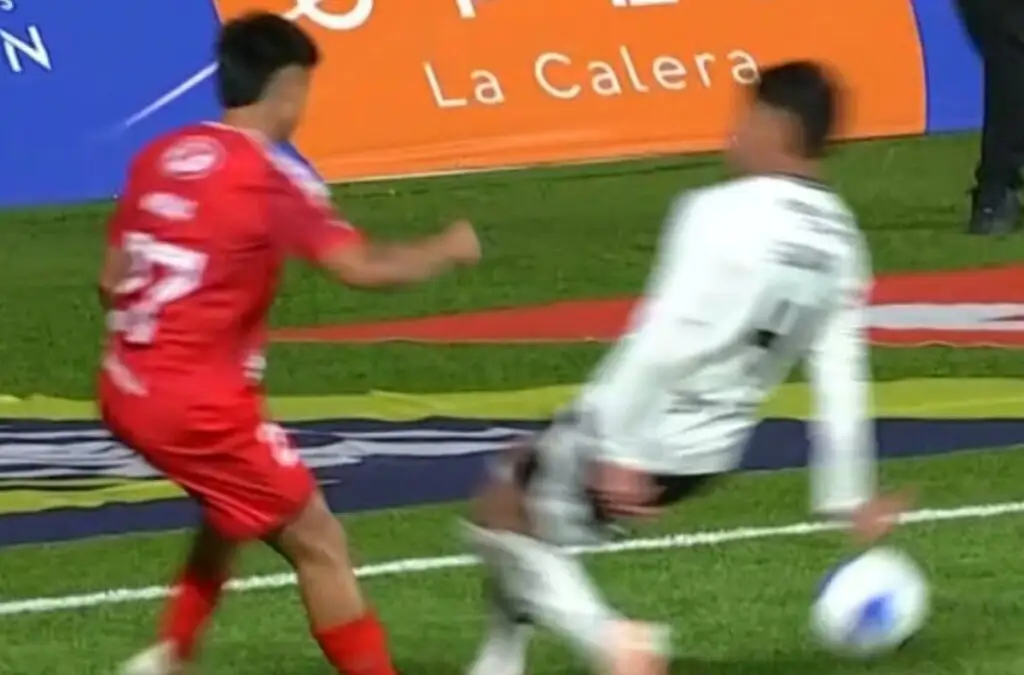 Polémica generó mano de Alan Saldivia dentro del área de Colo-Colo.