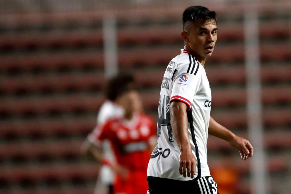 Vicente Pizarro jugando el partido de Colo-Colo vs Unión la Calera en el Estadio Nicolás Chahuán Nazar.