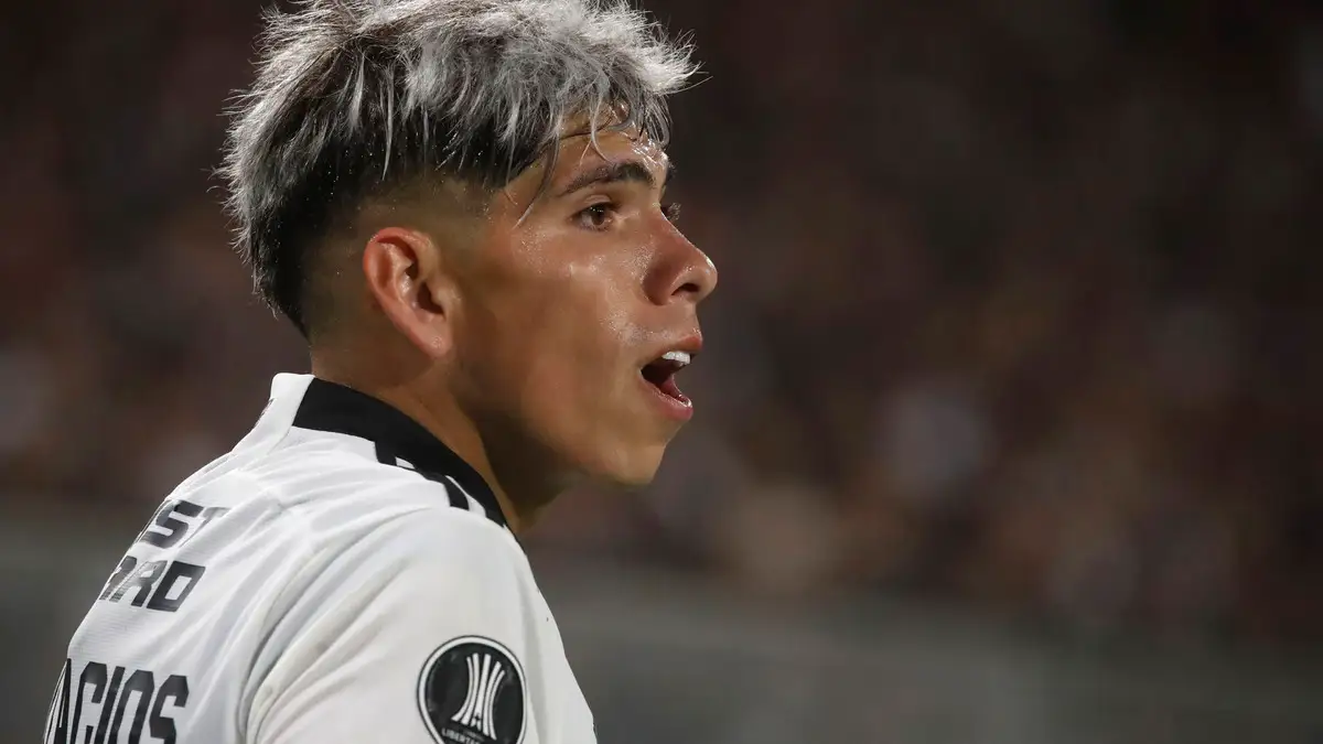 Futbol, Colo Colo vs Alianza Lima. Fase de grupos, Copa Libertadores 2024. El jugador de Colo Colo Carlos Palacios es fotografiado contra Alianza Lima durante el partido de copa libertadores por el grupo A disputado en el estadio Monumental en Santiago, Chile. 23/04/2024 Jonnathan Oyarzun/Photosport Football, Colo Colo vs Alianza Lima. Group stage, Copa Libertadores 2024. Colo Colo’s player Carlos Palacios is pictured against Alianza Lima during the copa libertadores match for group A at the Monumental stadium in Santiago, Chile. 23/04/2024 Jonnathan Oyarzun/Photosport