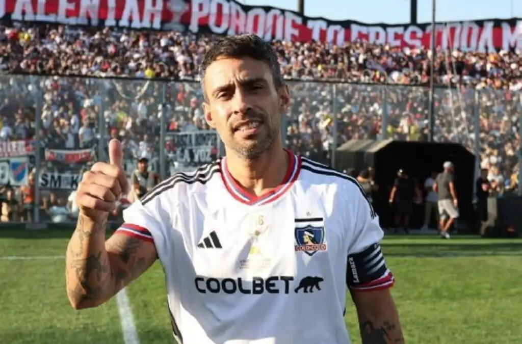 Jorge Valdivia con la camiseta de Colo-Colo en la despedida de Esteban Paredes en el Estadio Monumental.