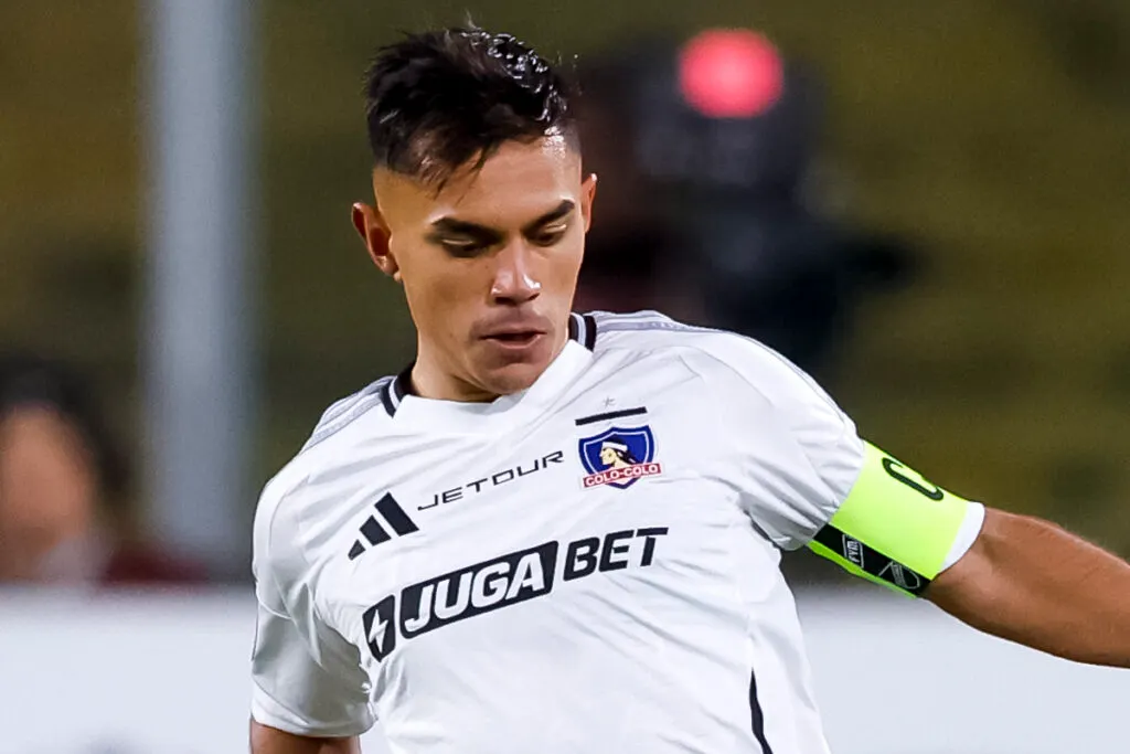 Primer plano de Vicente Pizarro con la camiseta de Colo-Colo.