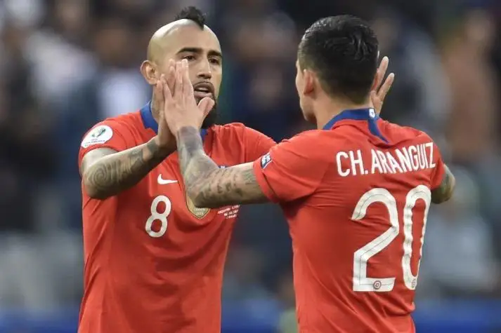 El debate se instaló sobre la importancia de Arturo Vidal y Charles Aránguiz.