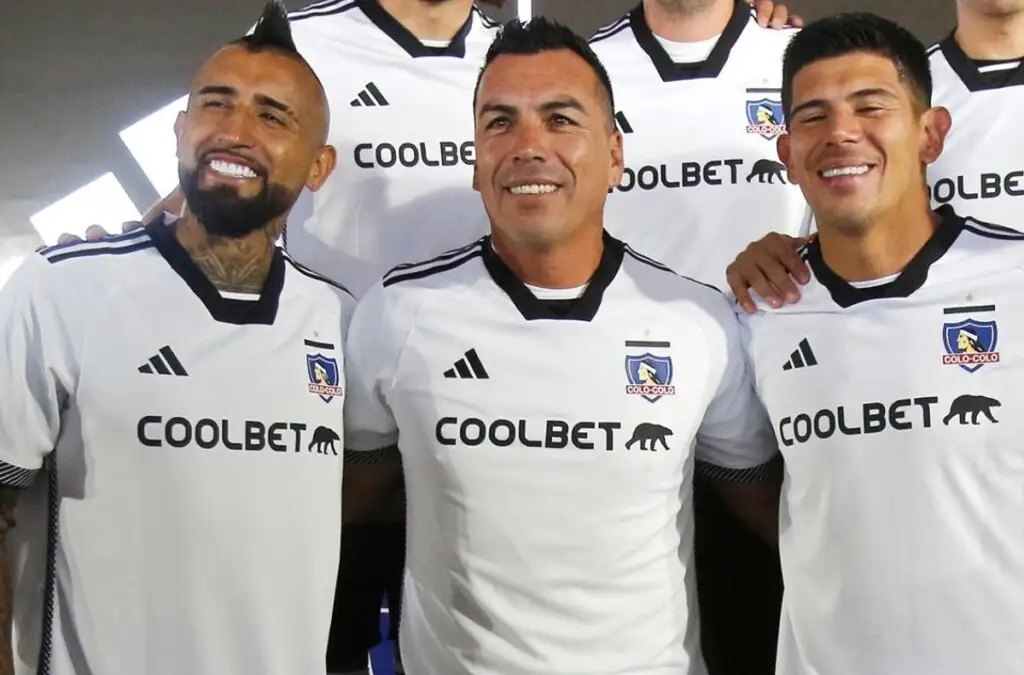 Esteban Paredes analiza la situación con las capitanes de Colo-Colo.