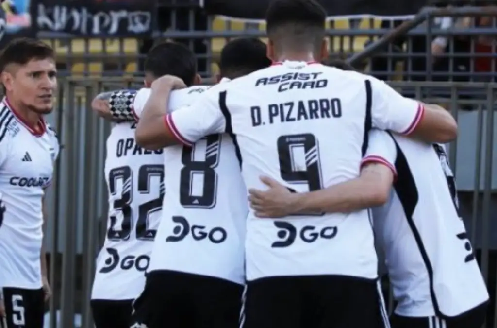 Plantel de Colo-Colo celebrando un gol en el Estadio Sausalito  de Viña del Mar.