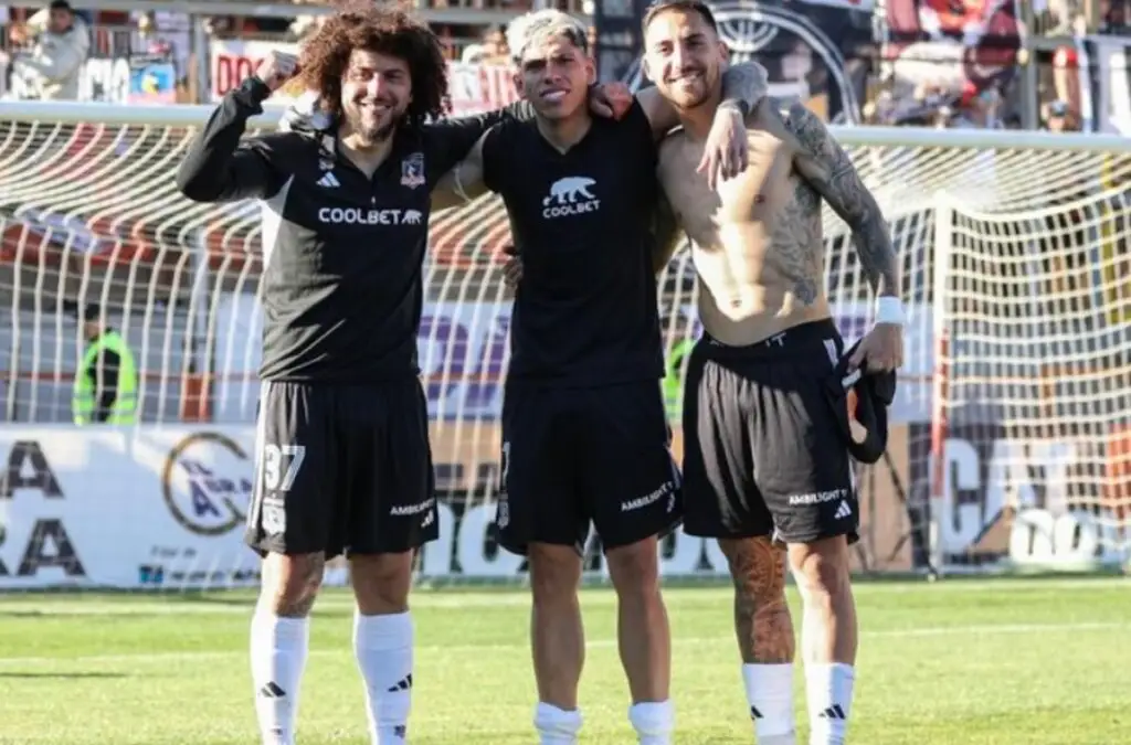 Los jugadores de Colo-Colo celebran en el césped del Zorros del Desierto. Foto: Instagram Colo-Colo.