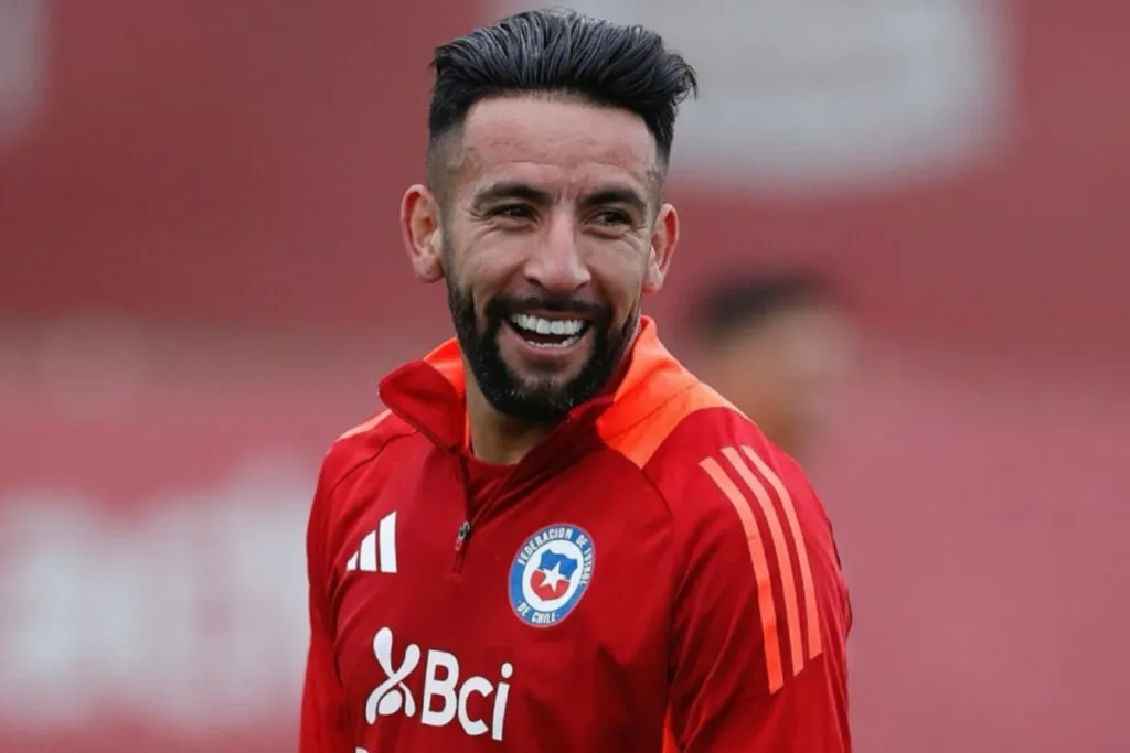 Mauricio Isla con indumentaria de entrenamiento en un partido de la Selección Chilena.