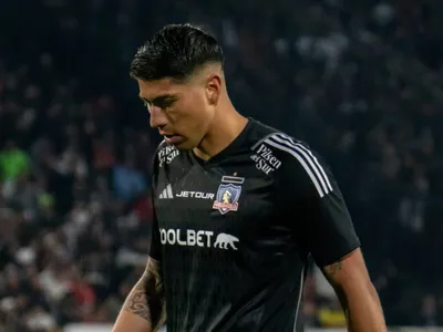 Un seleccionado y un ex mundialista: Las dos nuevas opciones de Colo-Colo para reemplazar a Brayan Cortés