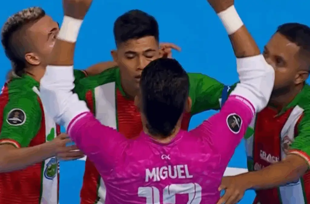 El cuadro rival festejando uno de los goles del triunfo ante los Albos.