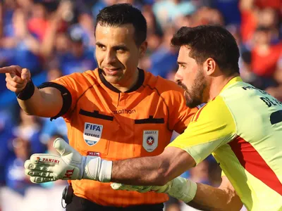 Recordado ex árbitro sentencia penal que le dio el triunfo a la U sobre Colo-Colo: «Se dejar caer»