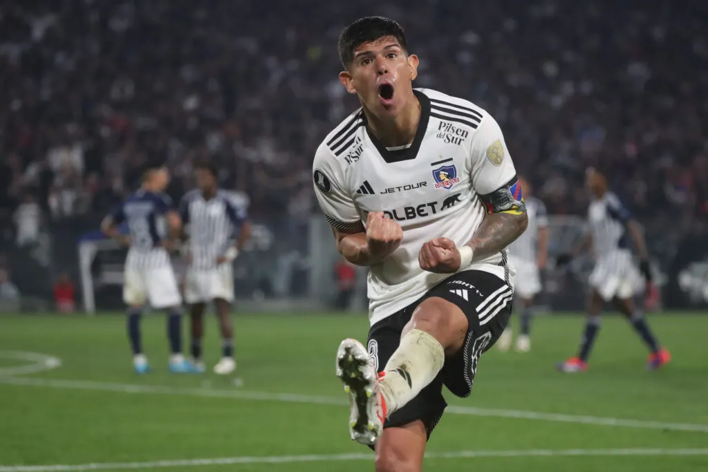 Futbol, Colo Colo vs Junior de Barranquilla.
Octavos de Final, Copa Libertadores 2024.
El jugador de Colo Colo Esteban Pavez es fotografiado contra Junior de Barranquilla durante el partido de copa libertadores disputado en el estadio Monumental en Santiago, Chile.
13/08/2024
Jonnathan Oyarzun/Photosport

Football, Colo Colo vs Junior de Barranquilla.
Round of 16, Copa Libertadores 2024.
Colo Colo's player Esteban Pavez is pictured against Junior de Barranquilla during the copa libertadores match at the Monumental stadium in Santiago, Chile.
13/08/2024
Jonnathan Oyarzun/Photosport