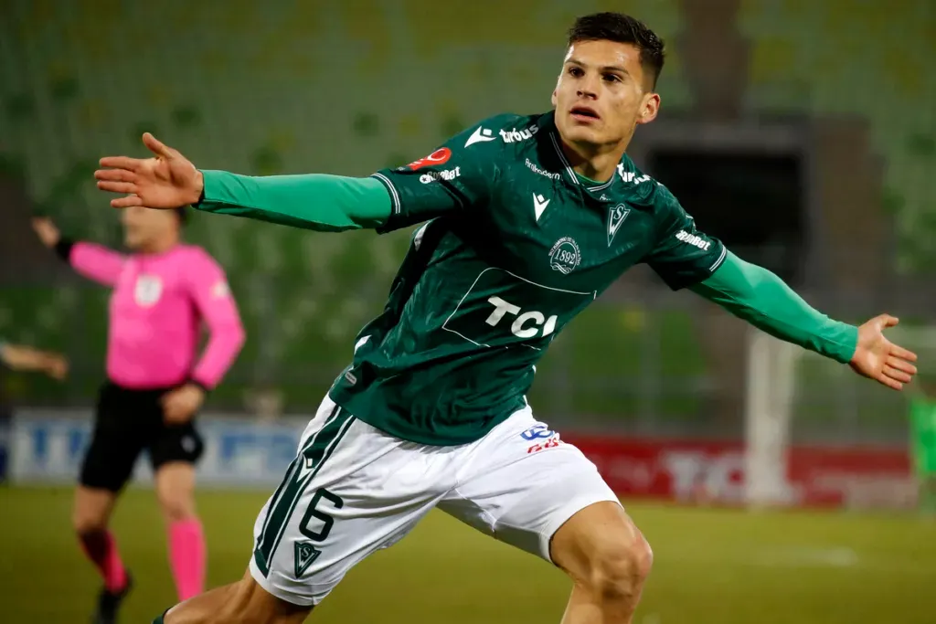 Lucas Cepeda con los brazos abiertos.