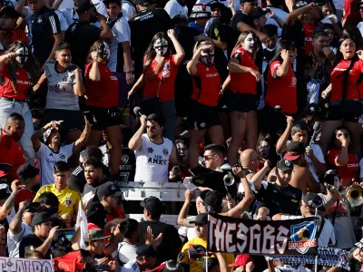 Hinchas de Colo-Colo desplegaron lienzo por la conmemoración del Día Internacional de la Mujer