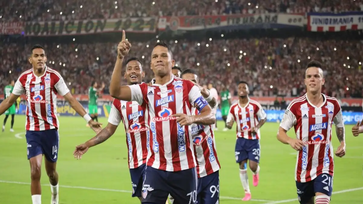Carlos Bacca, principal amenaza de Colo-Colo en la revancha, volvió el 2022 al ‘Tiburón’.