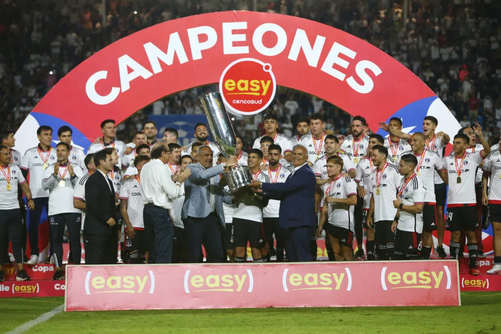 Futbol, Magallanes vs Colo Colo.
Final Copa Chile 2023.
Los jugadores de Colo Colo, celebran tras ganar el partido ante Magallanes por la final del campeonato de Copa Chile realizado en el estadio Tierra de Campeones de Iquique, Chile.
13/12/2023
Alex Diaz/Photosport

Soccer, Magallanes vs Colo Colo.
Chile Cup Final 2023.
The Colo Colo players celebrate after winning the match against Magallanes for the final of the Chile Cup championship held at the Tierra de Campeones stadium in Iquique, Chile.
13/12/2023
Alex Diaz/Photosport