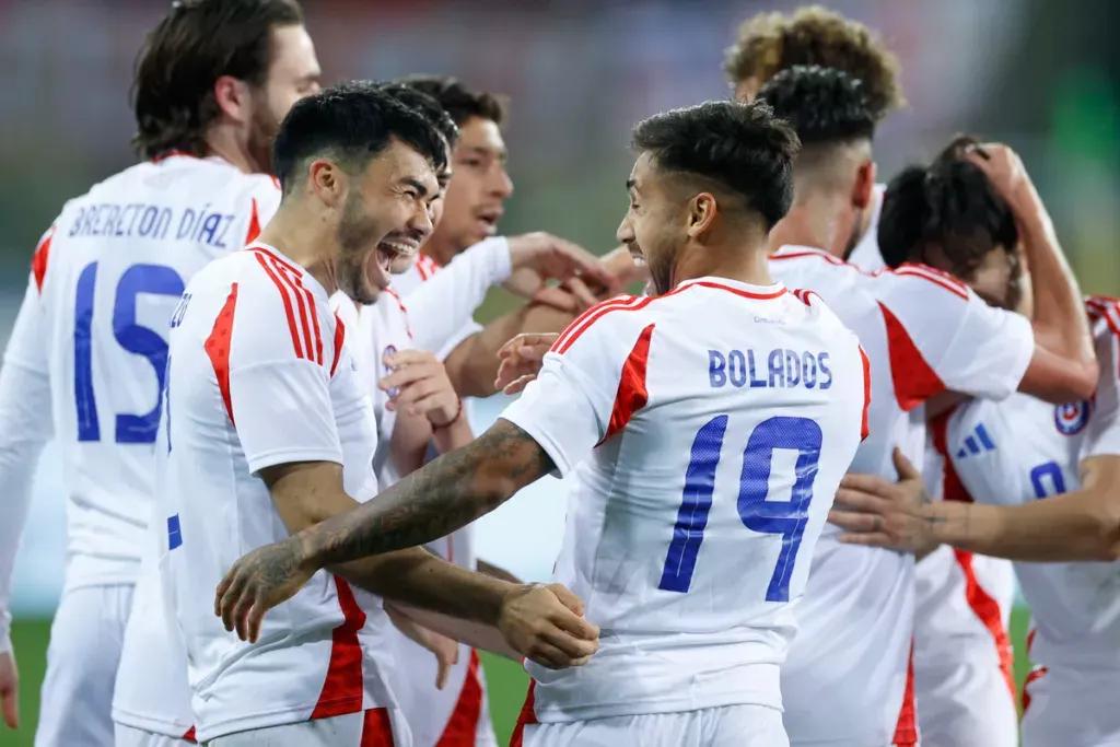 Jugadores de La Roja celebrando un gol.