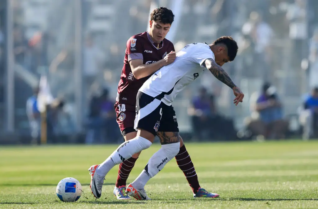 Alan Saldivia fue aplaudido por los hinchas por su posición como lateral derecho ante Deportes La Serena.