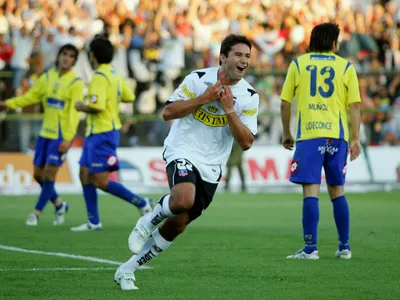 [VIDEO]: Ex delantero de Colo-Colo fue víctima de una cobarde agresión de hinchas en Argentina
