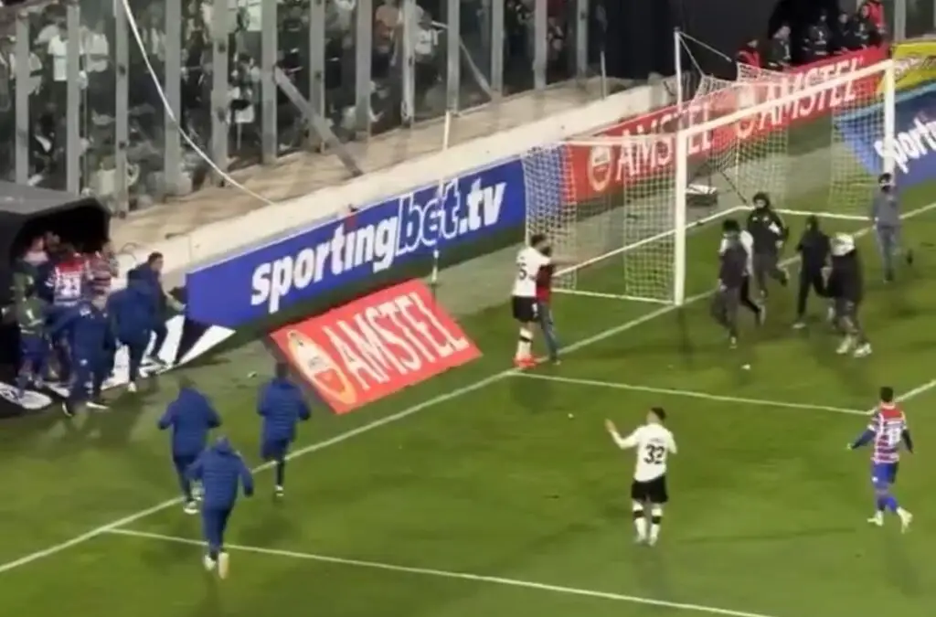 Emiliano Amor fue a interceptar a los hinchas de Colo-Colo que invadieron el campo de juego del Estadio Monumental.