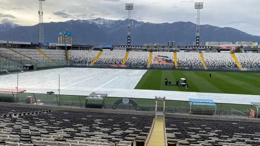 Colo-Colo cubre la cancha de Estadio Monumental por prevención por lluvias.