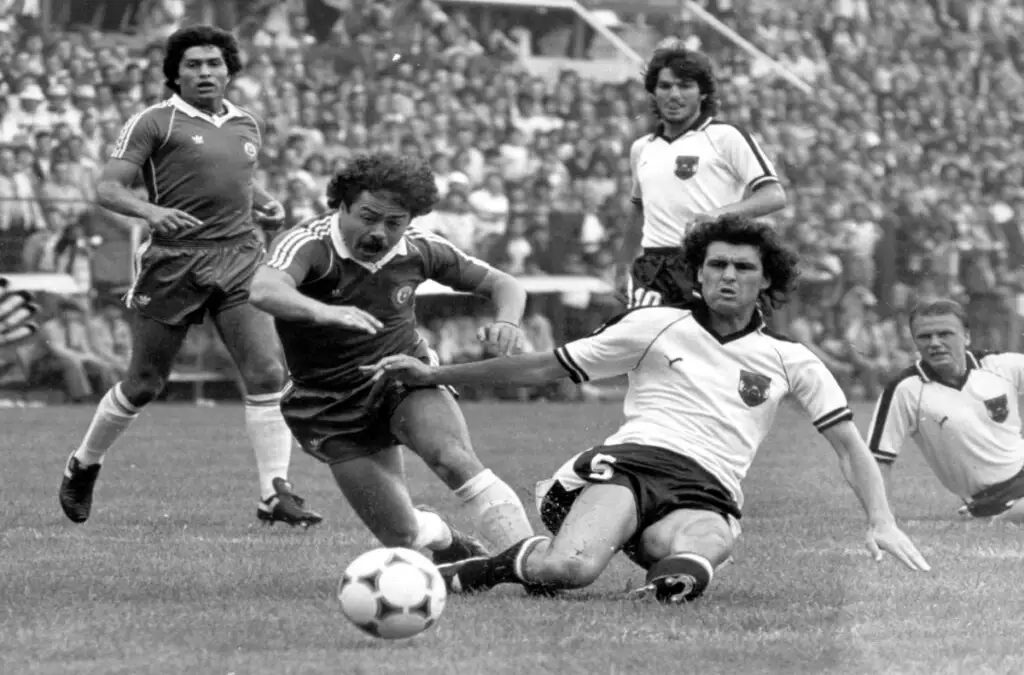 Carlos Caszely disputando un partido con La Roja.
