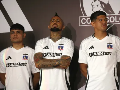 “Queremos la segunda”: Arturo Vidal fija la gran meta de Colo-Colo en la presentación de la nueva indumentaria