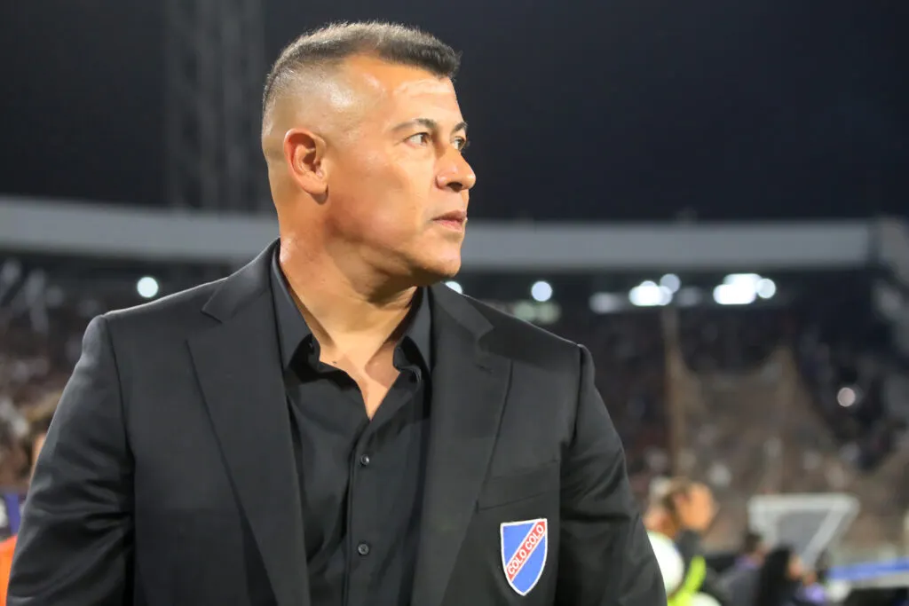 Futbol, Colo Colo vs Fortaleza. Fase de grupos, Copa Libertadores 2025. El entrenador de Colo Colo Jorge Almiron, es fotografiado durante el partido de copa libertadores por el grupo E contra Fortaleza disputado en el estadio Monumental en Santiago, Chile. 10/04/2024 Jonnathan Oyarzun/Photosport Football, Colo Colo vs Fortaleza. Group stage, Copa Libertadores 2025. Colo Colo’s head coach Jorge Almiron is pictured during the copa libertadores match for group E against Fortaleza at the Monumental stadium in Santiago, Chile. 10/04/2024 Jonnathan Oyarzun/Photosport