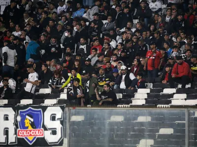 El desafiante lienzo para las autoridades que desplegó la barra de Colo Colo en el Estadio Monumental