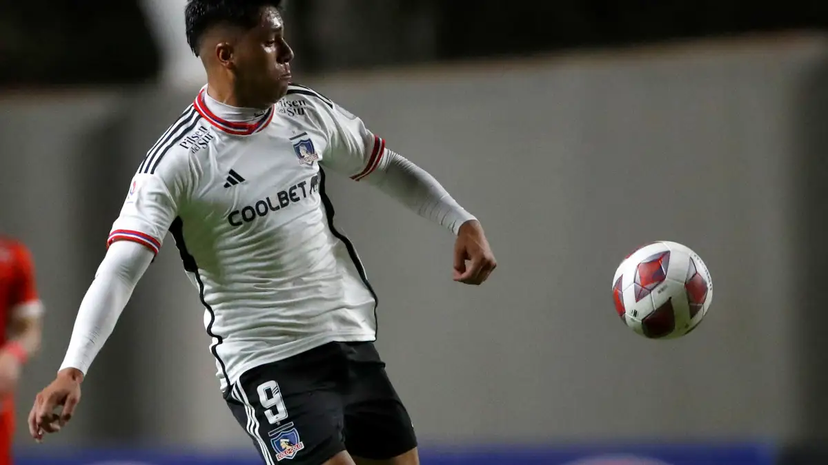 Damián Pizarro jugando por Colo Colo en La Calera