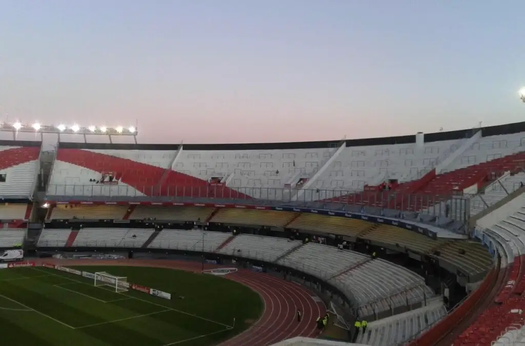 La Tribuna Centenario y sus divisiones, siendo la bandeja Alta la destinada para la parcialidad alba.