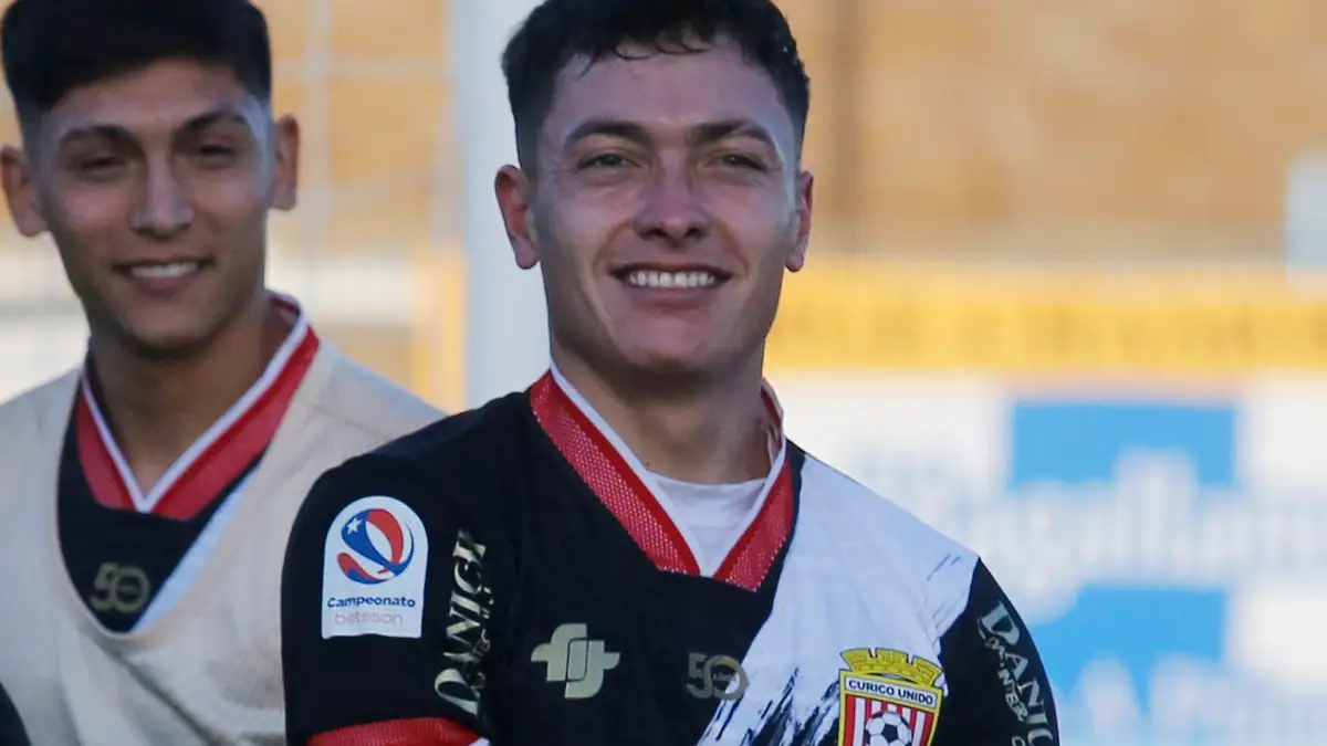 Cristián Zavala con la camiseta de Curicó Unido.