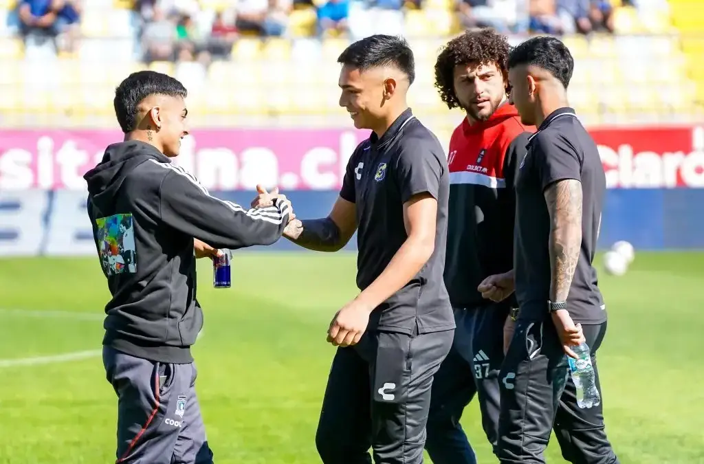 Joan Cruz junto a sus ex compañeros de Colo-Colo.