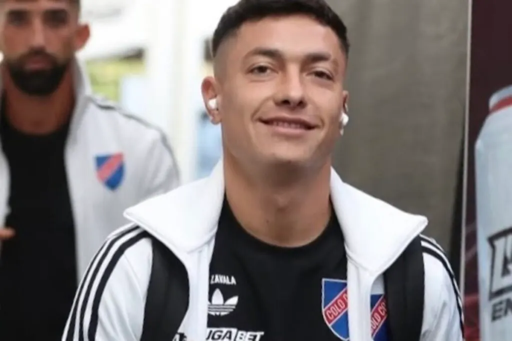 Primer plano de Cristián Zavala sonriente con indumentaria de Colo-Colo.