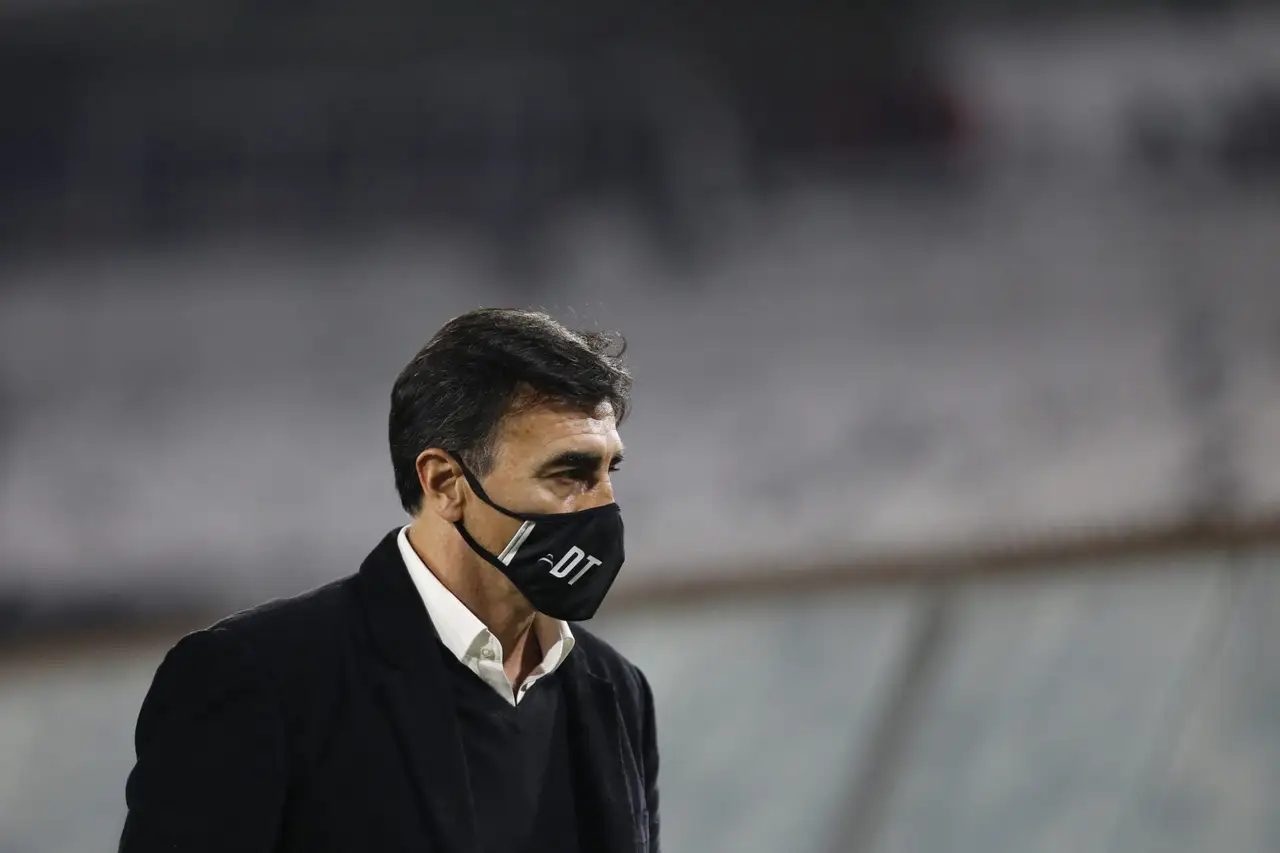 Futbol, Colo Colo vs Palestino Fecha 7, campeonato Nacional 2021. El arbitro Fernando Vejar muestra tarjeta roja al entrenador de Colo Colo Gustavo Quinteros durante el partido de primera division disputado en el estadio Monumental de Santiago, Chile. 08/05/2021 Dragomir Yankovic/Photosport Football, Colo Colo vs Palestino Seventh date, 2021 National Championship. Referee´s Fernando Vejar show red card to manager of Colo Colo Gustavo Quinteros during the first division football match held at the Monumental stadium in Santiago, Chile. 08/05/2021 Dragomir Yankovic/Photosport