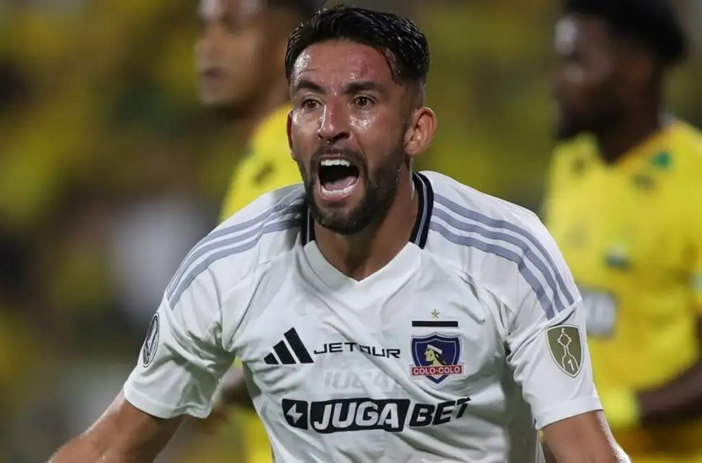Pese a ser reconocido hinchas de la U, Mauricio Isla no tuvo problema alguno en firmar por Colo-Colo.
