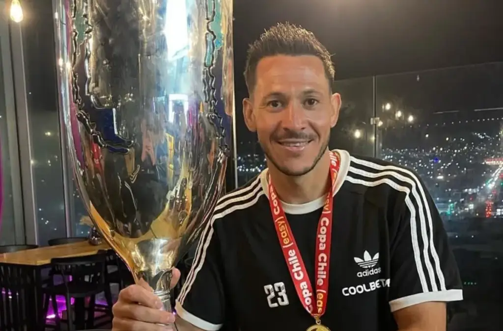 Ramiro González posando con la Copa Chile.