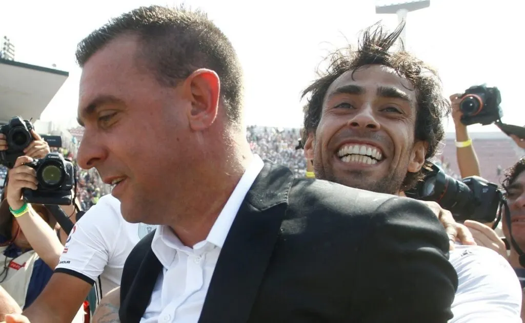 Pablo Guede junto a Jorge Valdivia celebran el triunfo de Colo-Colo tras un Superclásico.