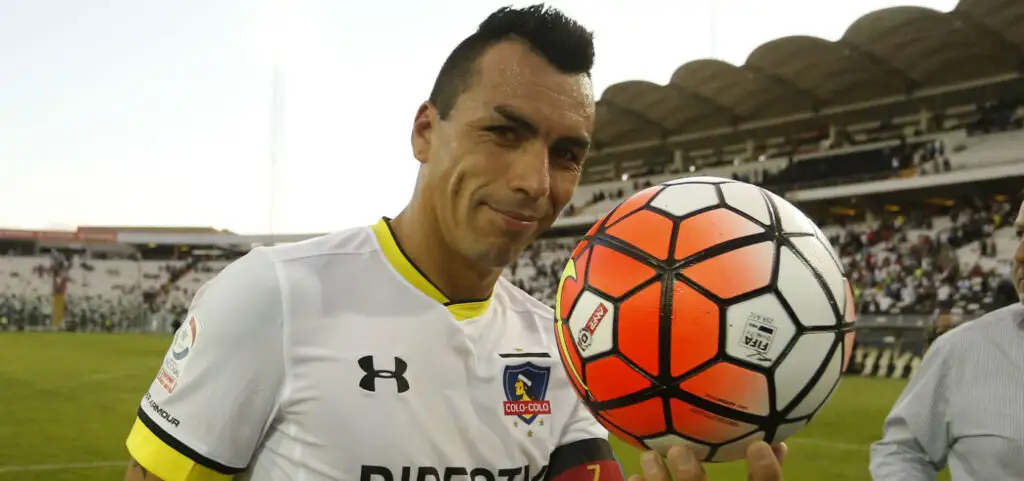Esteban Paredes con la pelota tras jugar un partido por Colo-Colo en 2016.