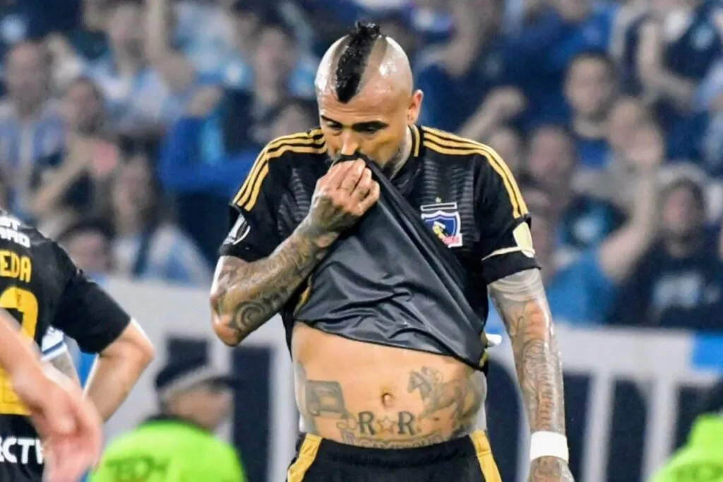 Futbol, Racing vs Colo Colo. Fase de grupos, Copa Libertadores 2025. El jugador de Colo Colo Arturo Vidal es fotografiado durante el partido de copa libertadores por el grupo E contra Racing disputado en el estadio Presidente Peron en Buenos Aires, Argentina. 14/05/2024 Fotobaires/Photosport Football, Racing vs Colo Colo. Group stage, Copa Libertadores 2025. Colo Colo’s player Arturo Vidal is pictured during the copa libertadores match for group E against Racing at the Presidente Peron stadium in Buenos Aires, Argentina. 14/05/2024 Fotobaires/Photosport