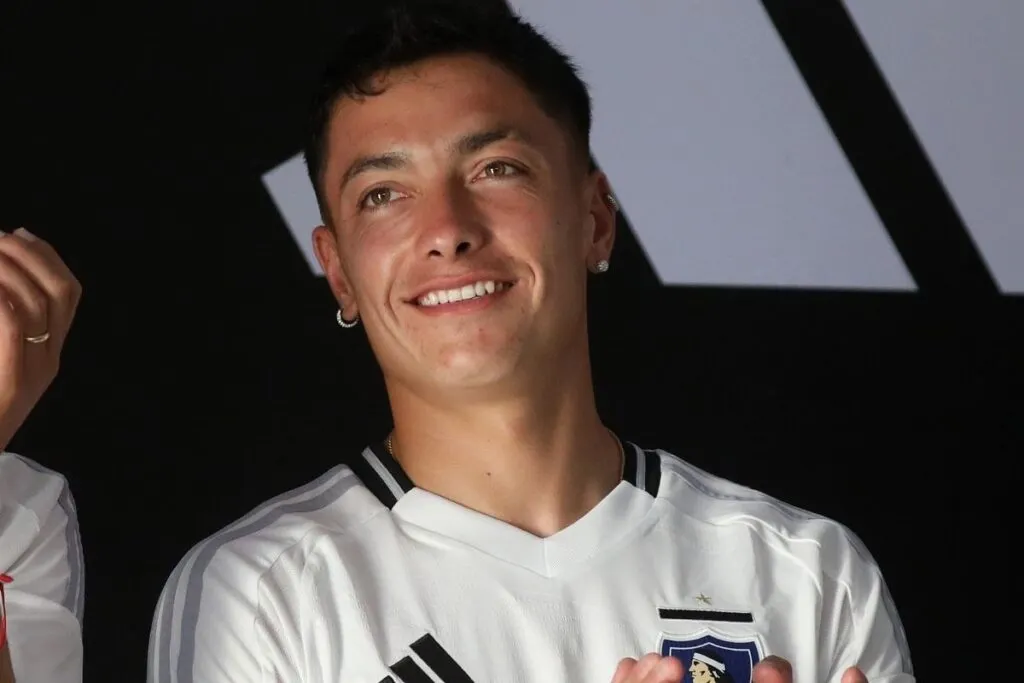 Cristián Zavala con la camiseta de Colo-Colo en el Estadio Monumental. El delantero tiene contrato hasta diciembre de 2025.