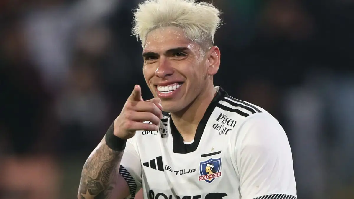 Carlos Palacios celebrando un gol con Colo-Coolo.