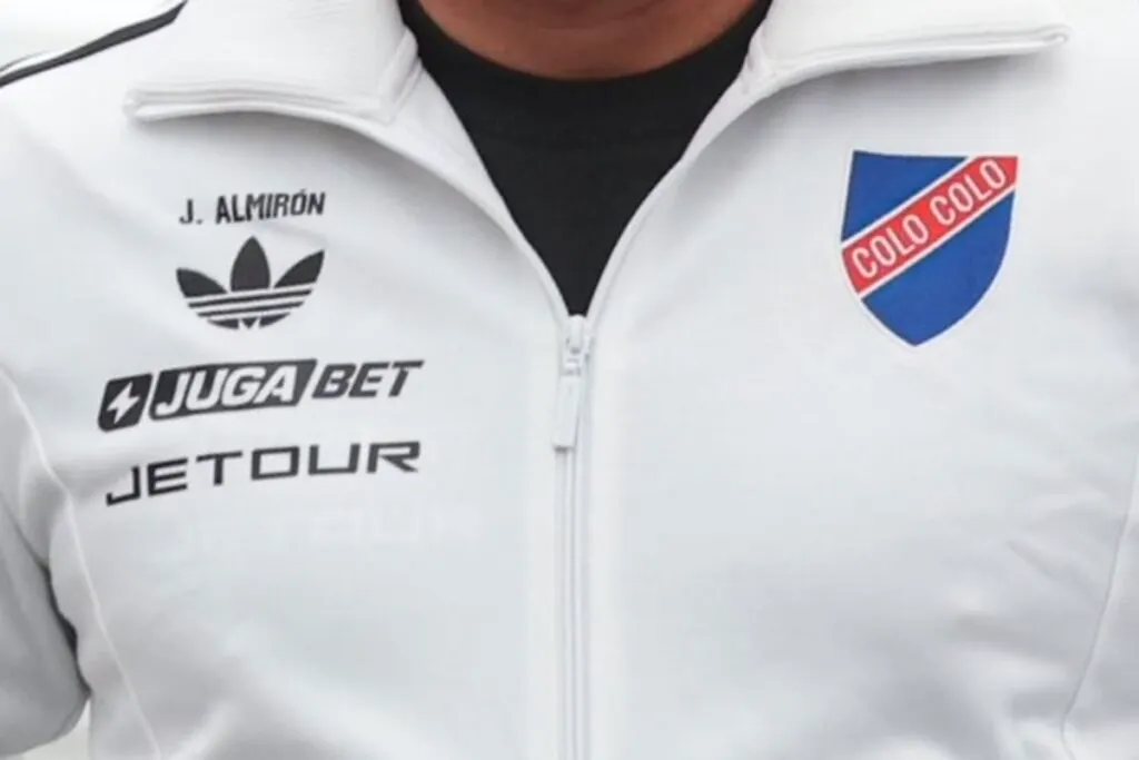 Indumentaria de Adidas para Colo-Colo en su centenario.