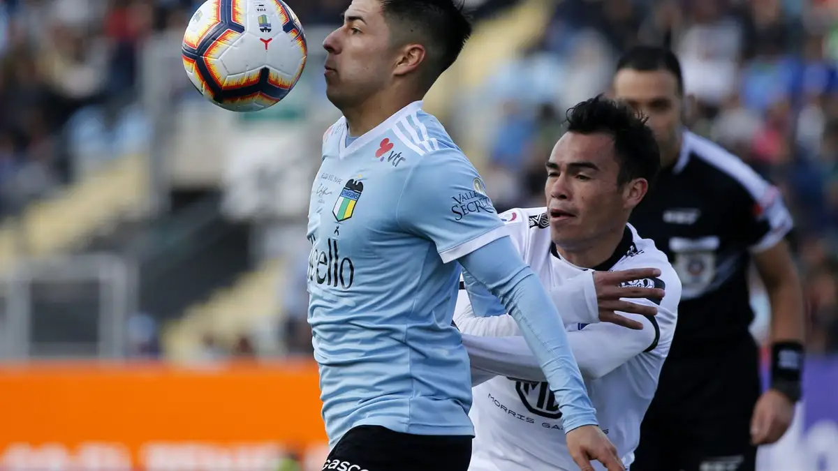 Futbol, O’Higgins vs Colo Colo Tercera fecha, segunda rueda, campeonato Nacional 2019 El jugador de O’Higgins Tomas Alarcon, derecha, disputa el balon con Gabriel Suazo de Colo Colo durante el partido de primera division realizado en el estadio El Teniente de Rancagua, Chile. 11/08/2019 Andres Pina/Photosport Football, O’Higgins vs Colo Colo Third date, second round, National Championship 2019 O’Higgins player Tomas Alarcon, right, battles for the ball against Gabriel Suazo of Colo Colo during the first division match held at the El Teniente stadium in Rancagua, Chile. 11/08/2019 Andres Pina/Photosport