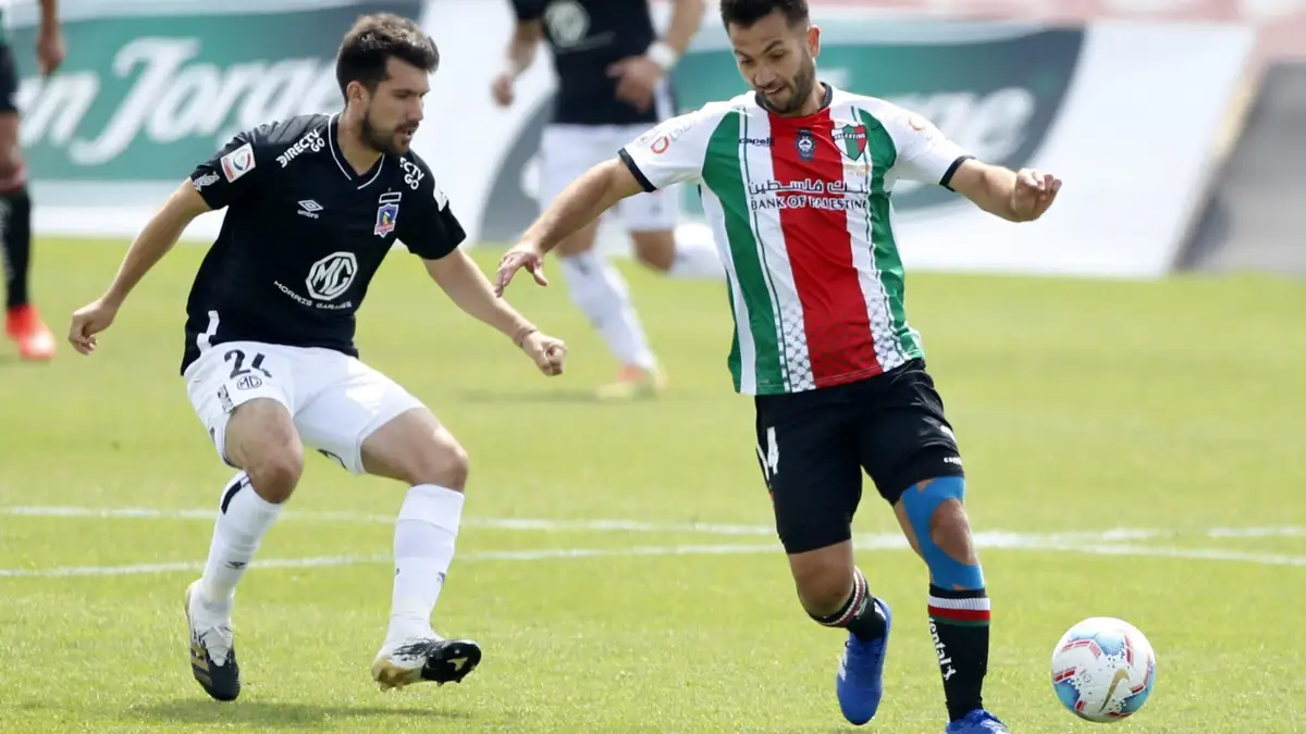 Futbol, Palestino vs Colo Colo. Décimotava fecha, campeonato nacional 2020. El jugador de Palestino Carlos Villanueva es fotografiado durante el partido de primera division contra Colo Colo disputado en el Estadio Municipal de La Cisterna de Santiago, Chile. 14/11/2020 Andres Pina/Photosport Football, Palestino vs Colo Colo. 18th date, 2020 National Championship. Palestino’s player Carlos Villanueva is pictured during the first division football match against Colo Colo held at the Municipal de La Cisterna stadium in Santiago, Chile. 14/11/2020 Andres Pina/Photosport