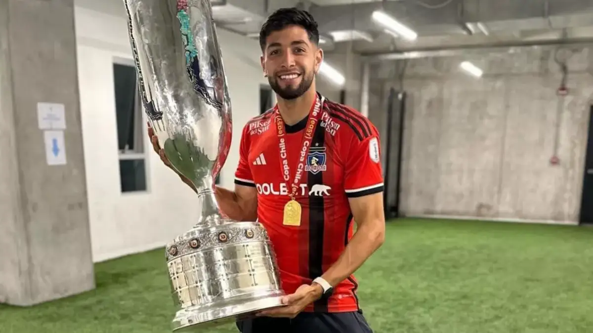 Jeyson Rojas con el trofeo de Copa Chile.