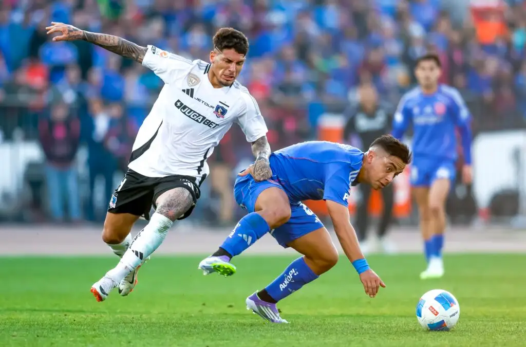 Colo-Colo perdió de manera digna ante la U. Foto: Pepe Alvujar/Photosport.